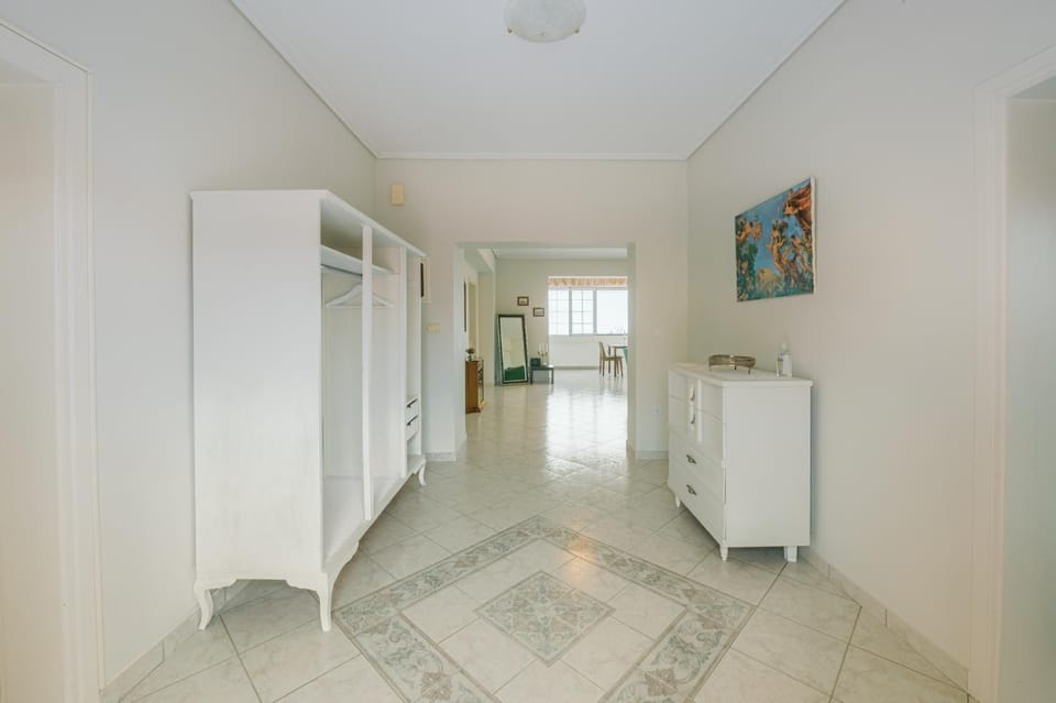 Facade/entrance, wardrobe