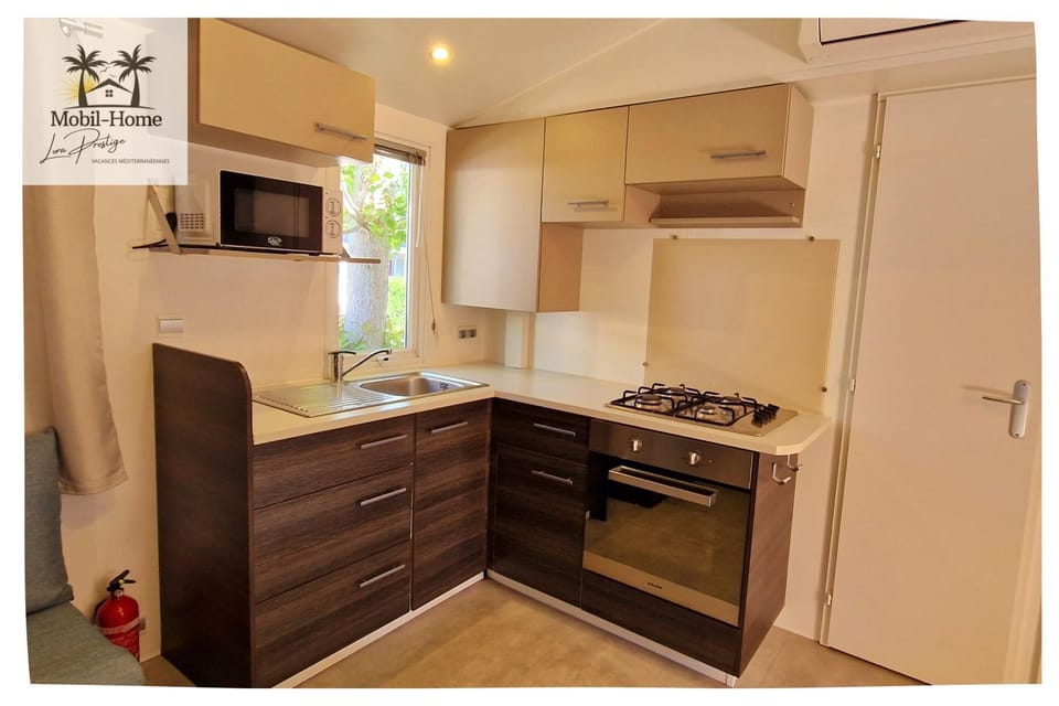 Coffee/tea facilities, Kitchen or kitchenette, microwave, oven, stove, kitchen, air conditioner