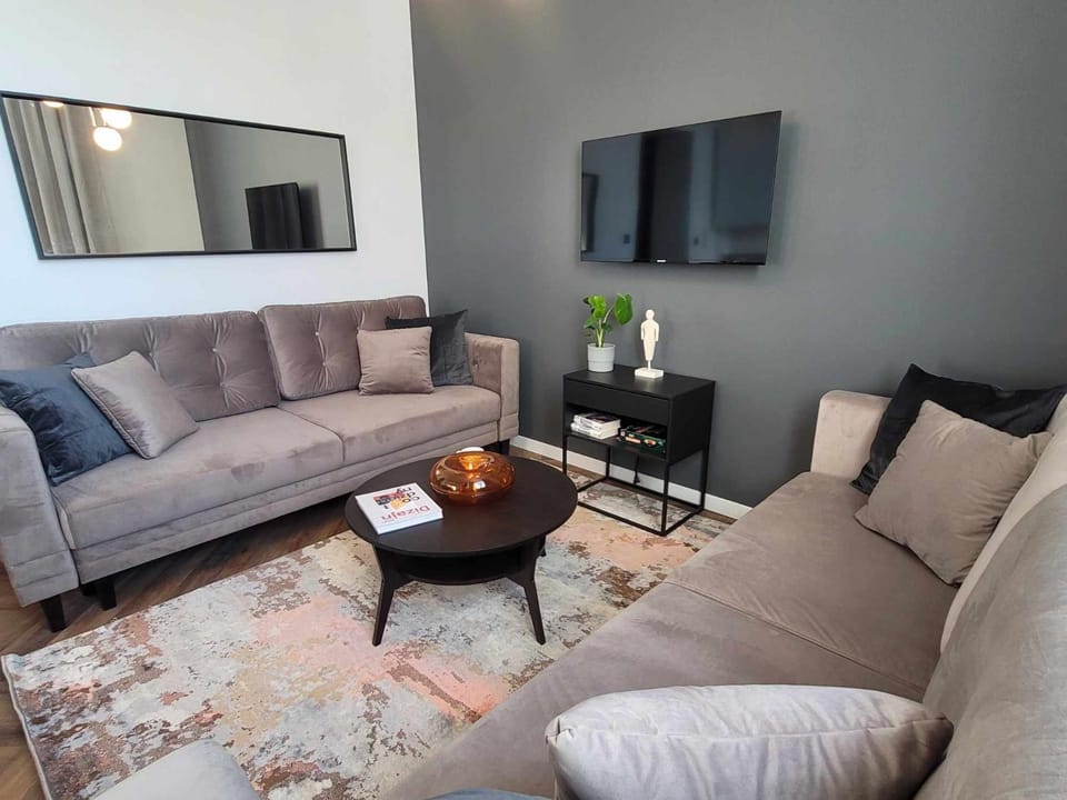 TV and multimedia, Living room, Seating area, Evening entertainment