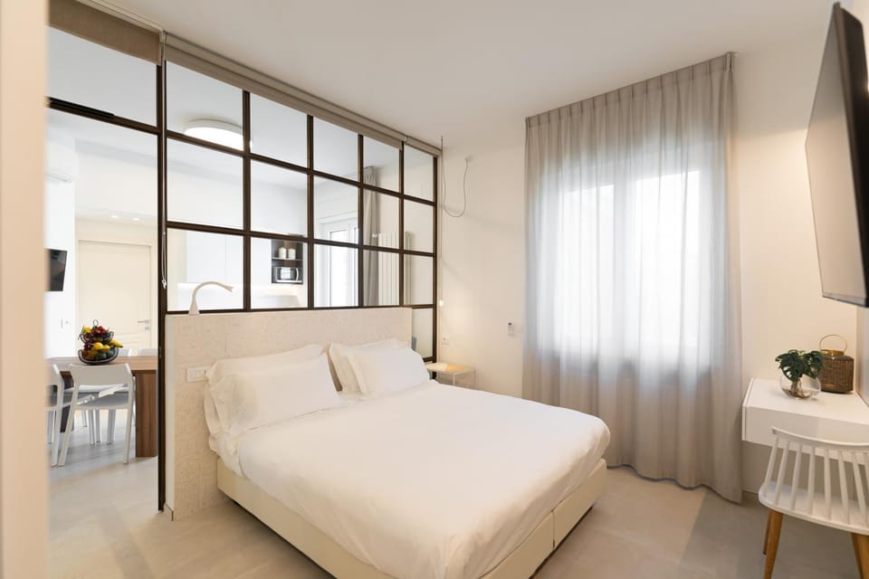 Bed, TV and multimedia, Bedroom, locker, safe