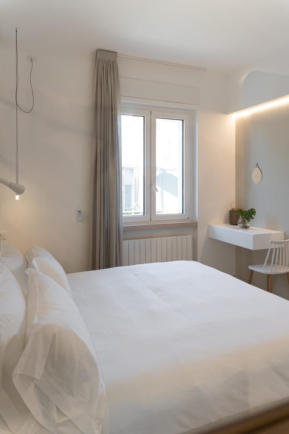Bed, TV and multimedia, Bedroom