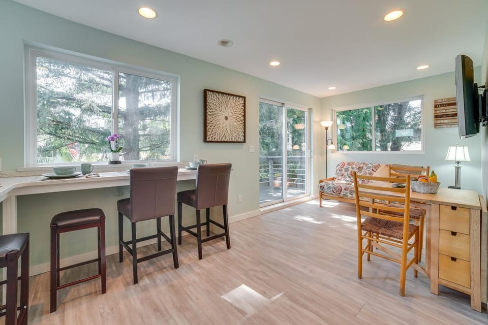 13 Mi to Dtwn Seattle! The Nest Apt with Balcony Apartment in Bellevue