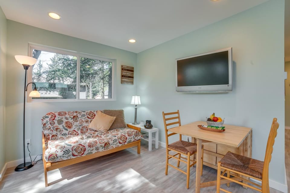 13 Mi to Dtwn Seattle! The Nest Apt with Balcony Apartment in Bellevue