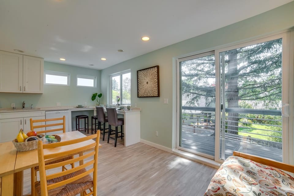 13 Mi to Dtwn Seattle! The Nest Apt with Balcony Apartment in Bellevue