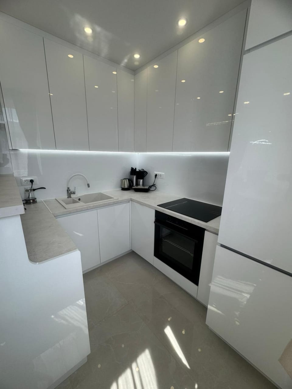 Living room, dishwasher, oven, kitchen