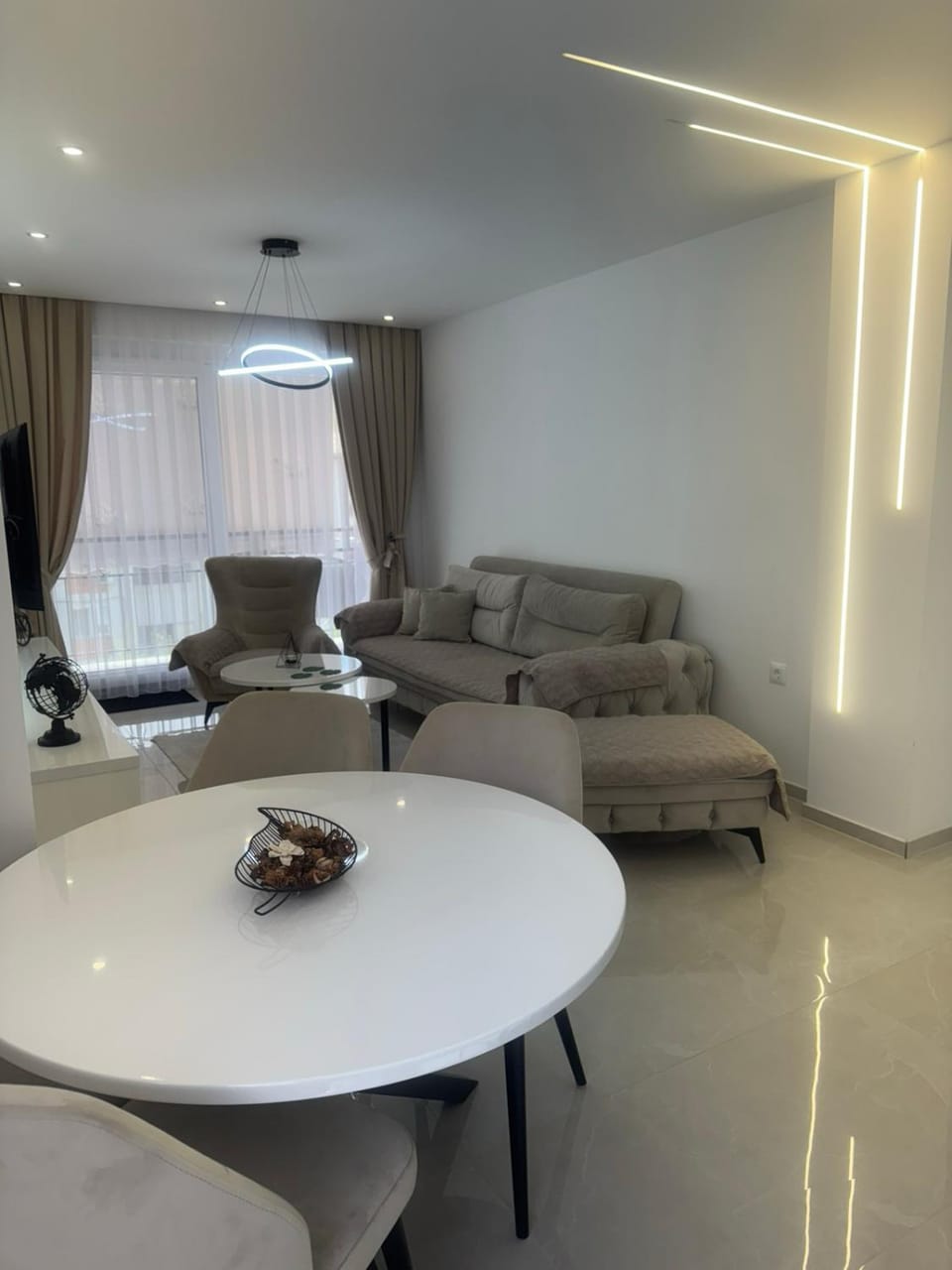 TV and multimedia, Living room, Seating area, Dining area, air conditioner