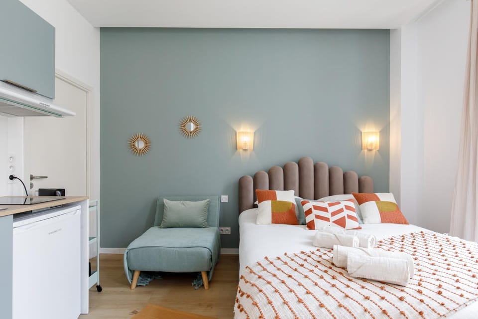 Bed, Bedroom, towels