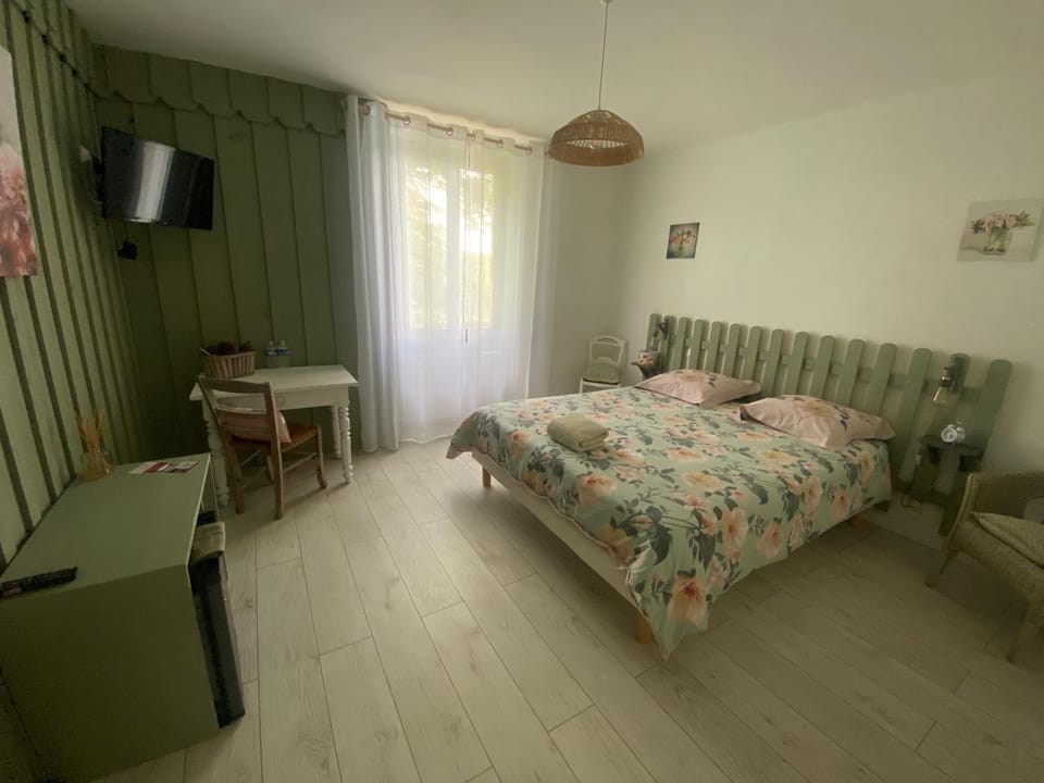TV and multimedia, Photo of the whole room, hair dresser, oven