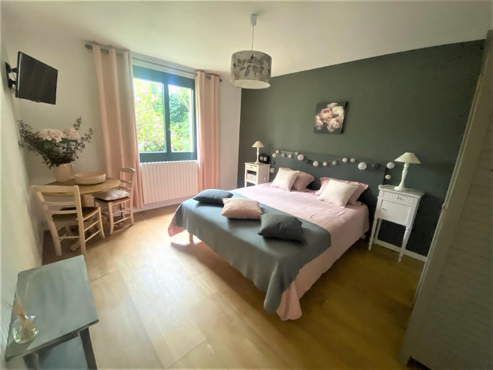 TV and multimedia, Photo of the whole room, hair dresser, oven