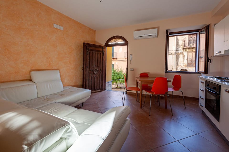 Kitchen or kitchenette, Dining area, air conditioner