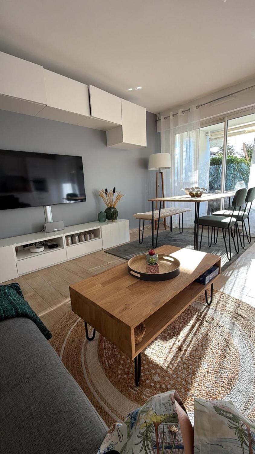 TV and multimedia, Seating area, Dining area