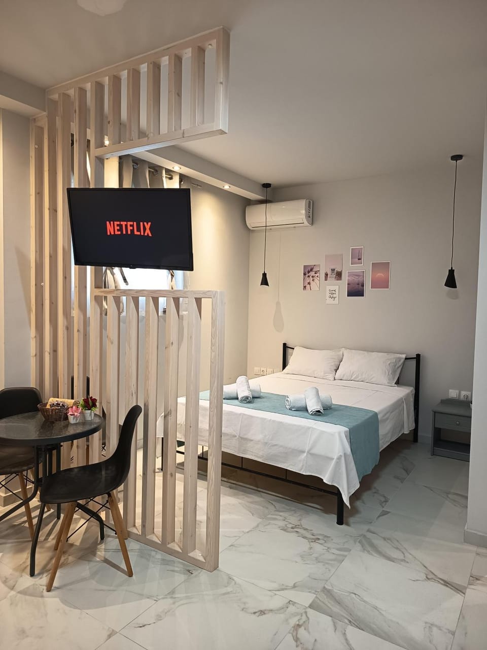 Bed, TV and multimedia, Photo of the whole room, Bedroom, towels