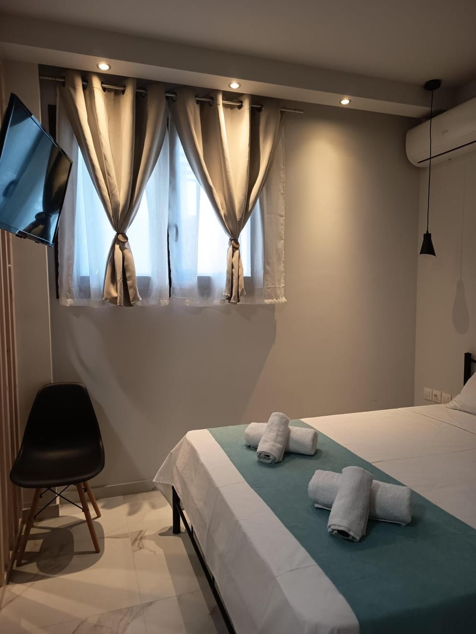 Bed, Bedroom, towels