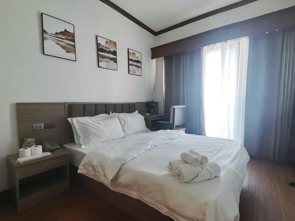 Bed, Bedroom, towels