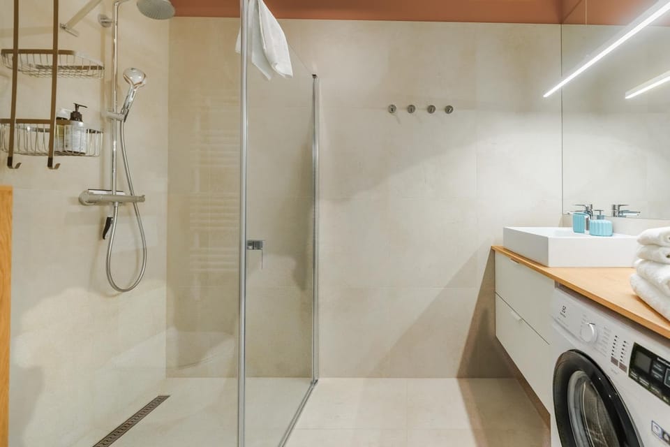 Shower, Bathroom, towels, washing machine