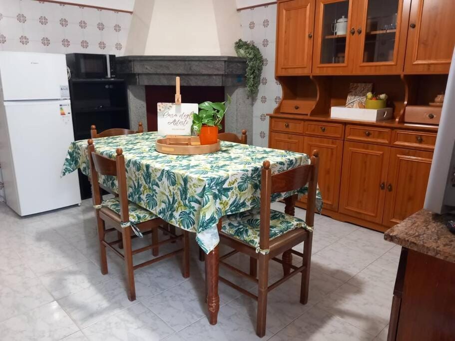 Dining area, minibar