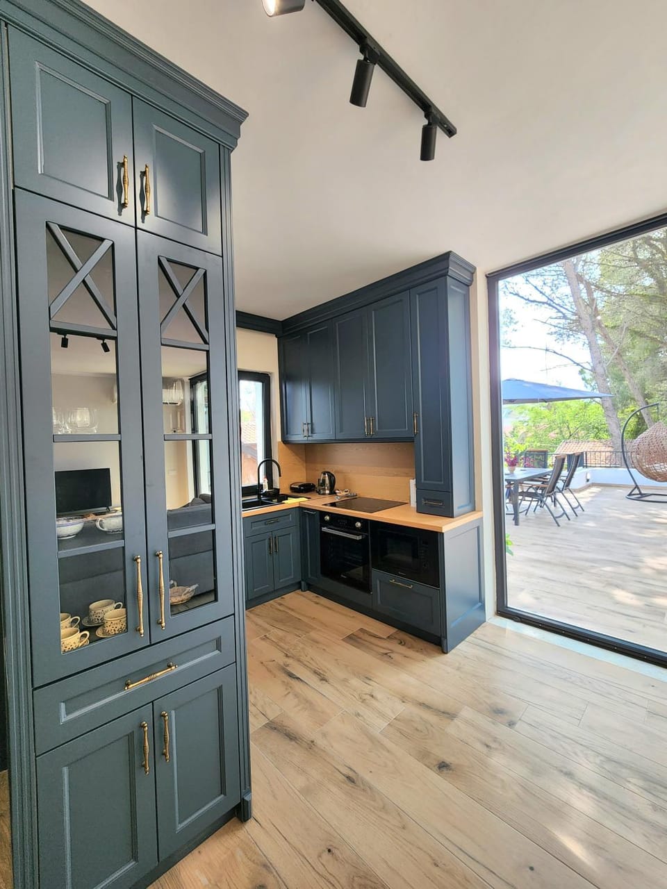 Kitchen or kitchenette, minibar, stove
