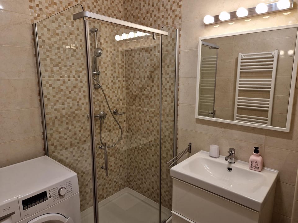 Shower, Bathroom, towels, washing machine