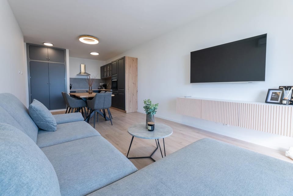 TV and multimedia, Kitchen or kitchenette, Living room, Seating area, Dining area