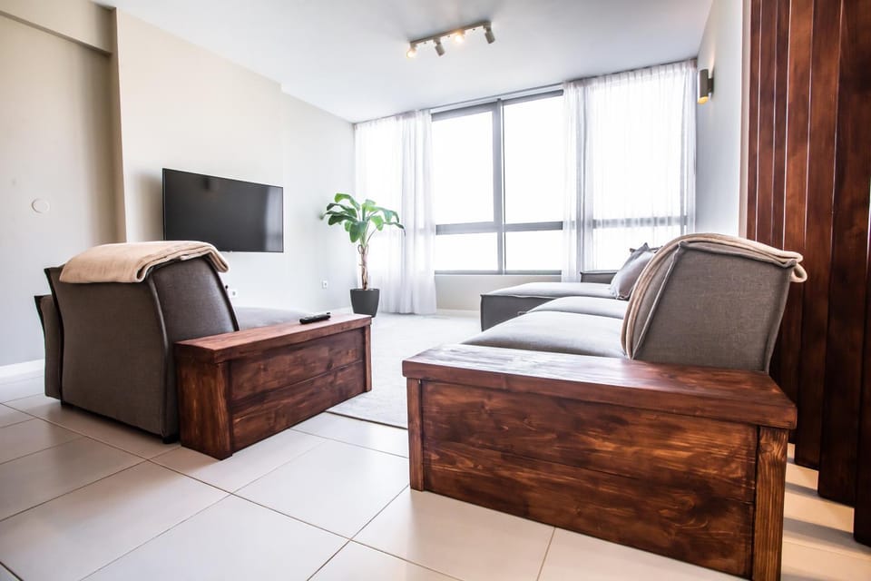 TV and multimedia, Living room, Photo of the whole room, Seating area, Mountain view, Mountain view, Sea view