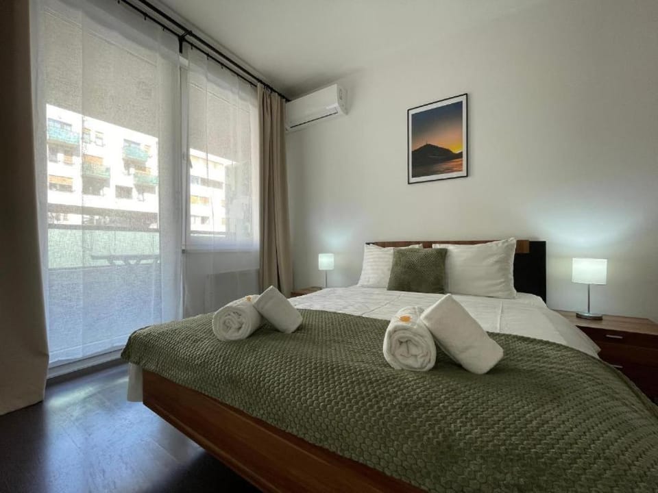 Bed, Bedroom, towels, air conditioner