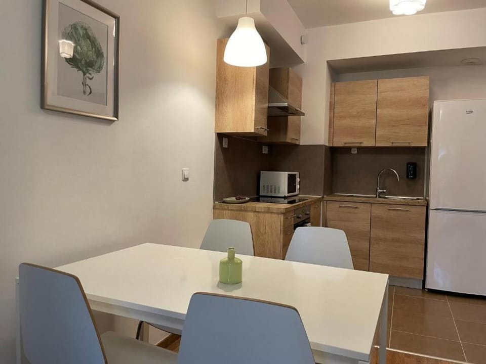 Coffee/tea facilities, Dining area, oven, stove, toaster
