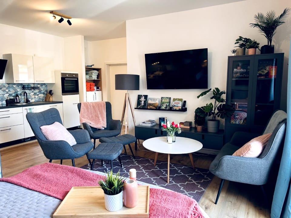 Communal lounge/ TV room, TV and multimedia, Living room, Seating area