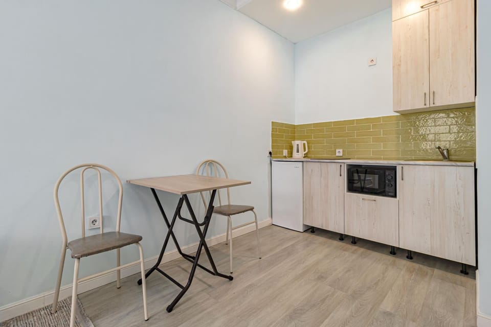 Kitchen or kitchenette, Dining area, minibar, oven, stove