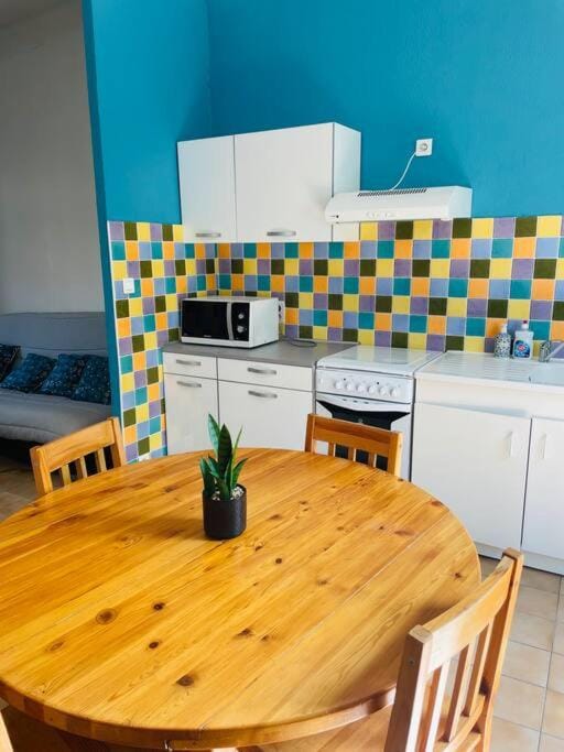 Kitchen or kitchenette, Dining area, minibar, pet friendly, stove