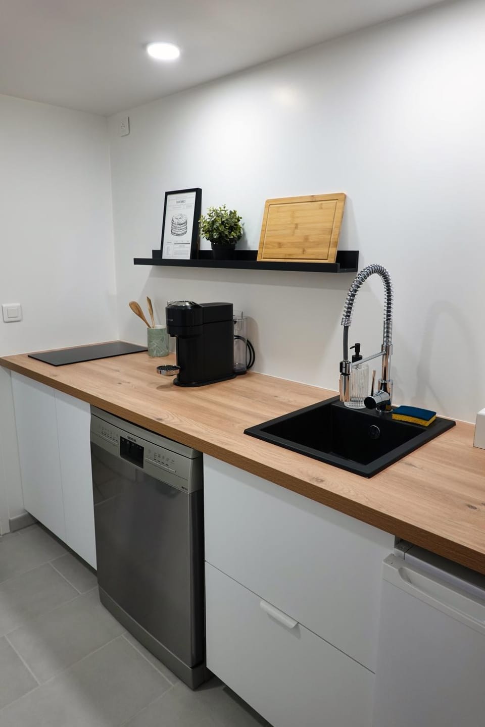 Kitchen or kitchenette, minibar, stove