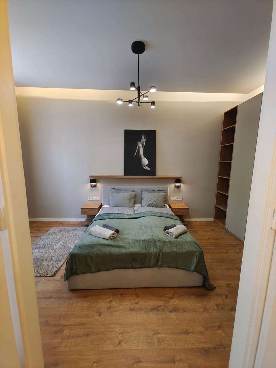 Bed, Photo of the whole room, Bedroom, towels