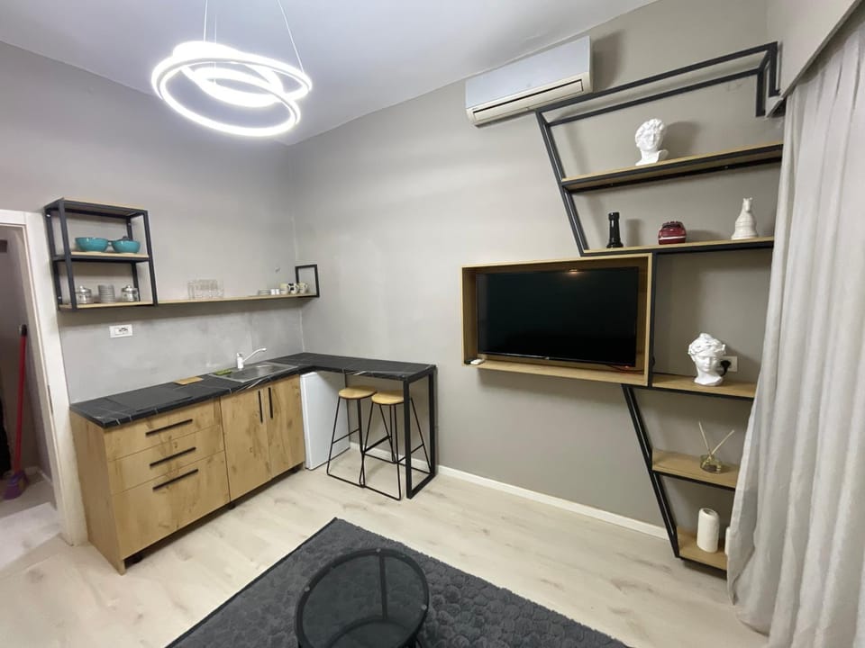 Kitchen or kitchenette, minibar, oven