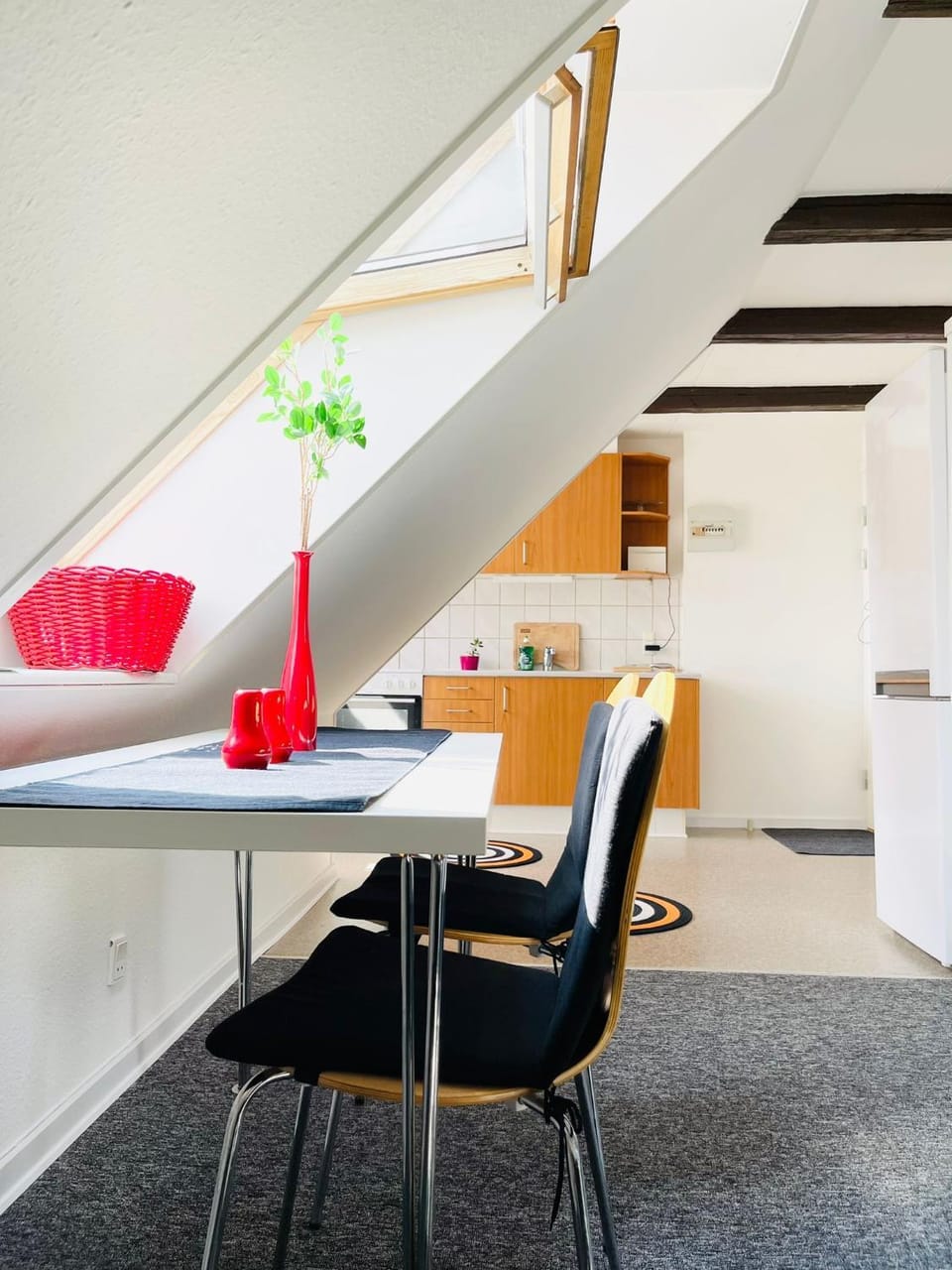 Kitchen or kitchenette, Dining area