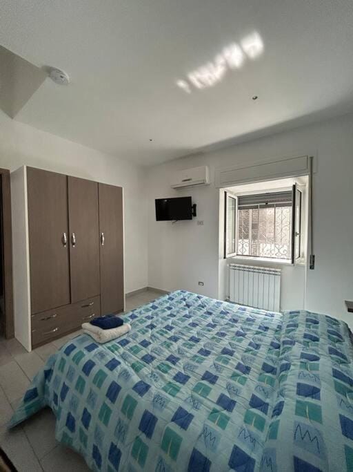 Bed, TV and multimedia, Photo of the whole room, Bedroom, wardrobe