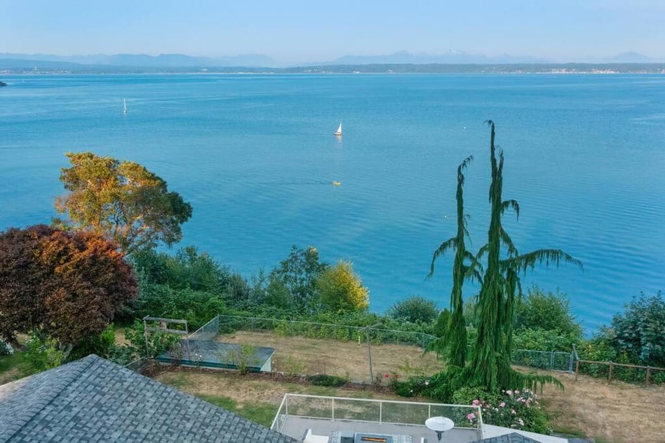 Views, Seclusion, Cozy Island Comfort House in Camano Island