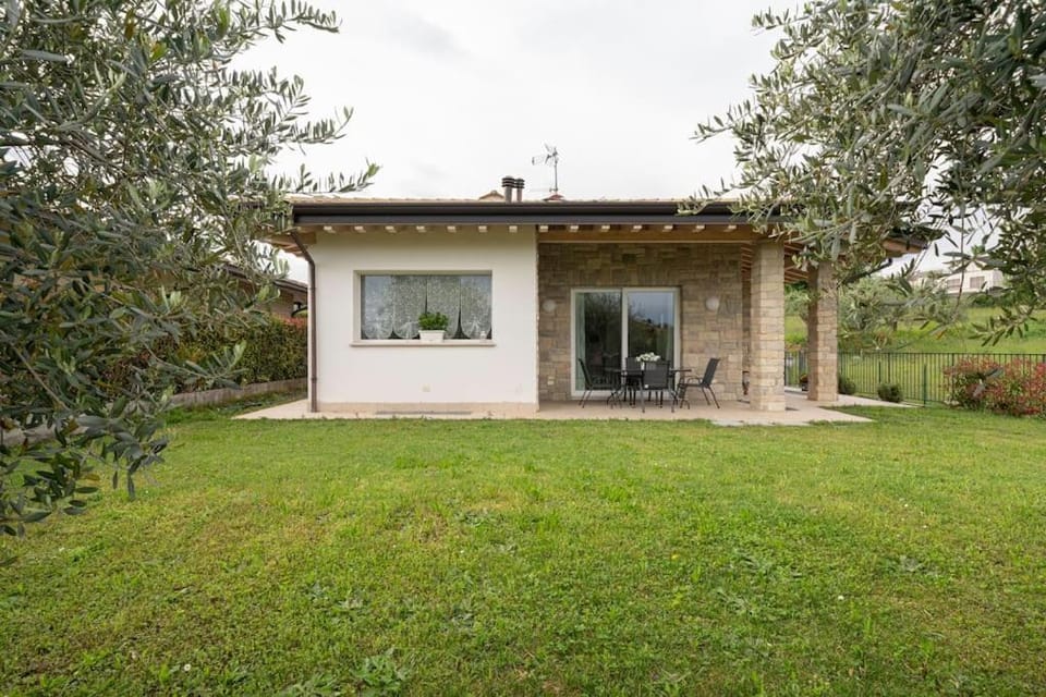 Property building, Patio, Day, Garden, Garden view