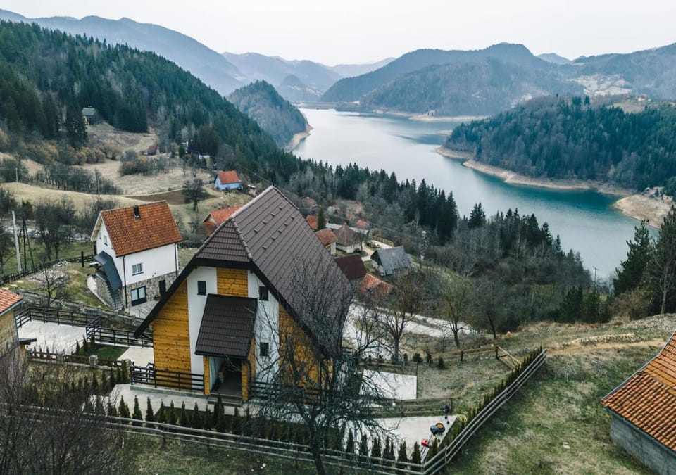 Property building, Natural landscape, Bird's eye view, Lake view, Mountain view