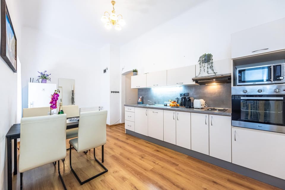 Coffee/tea facilities, Dining area, dishwasher, locker, minibar, pet friendly, stove, toaster, kitchen