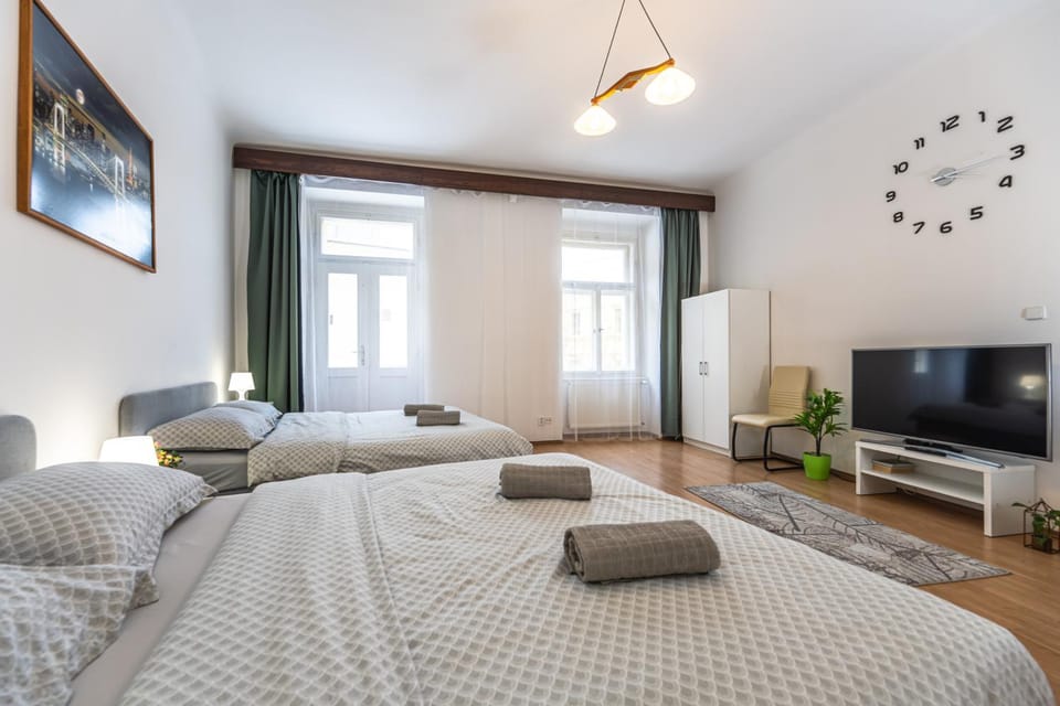 Bed, TV and multimedia, Balcony/Terrace, Bedroom, towels, wardrobe