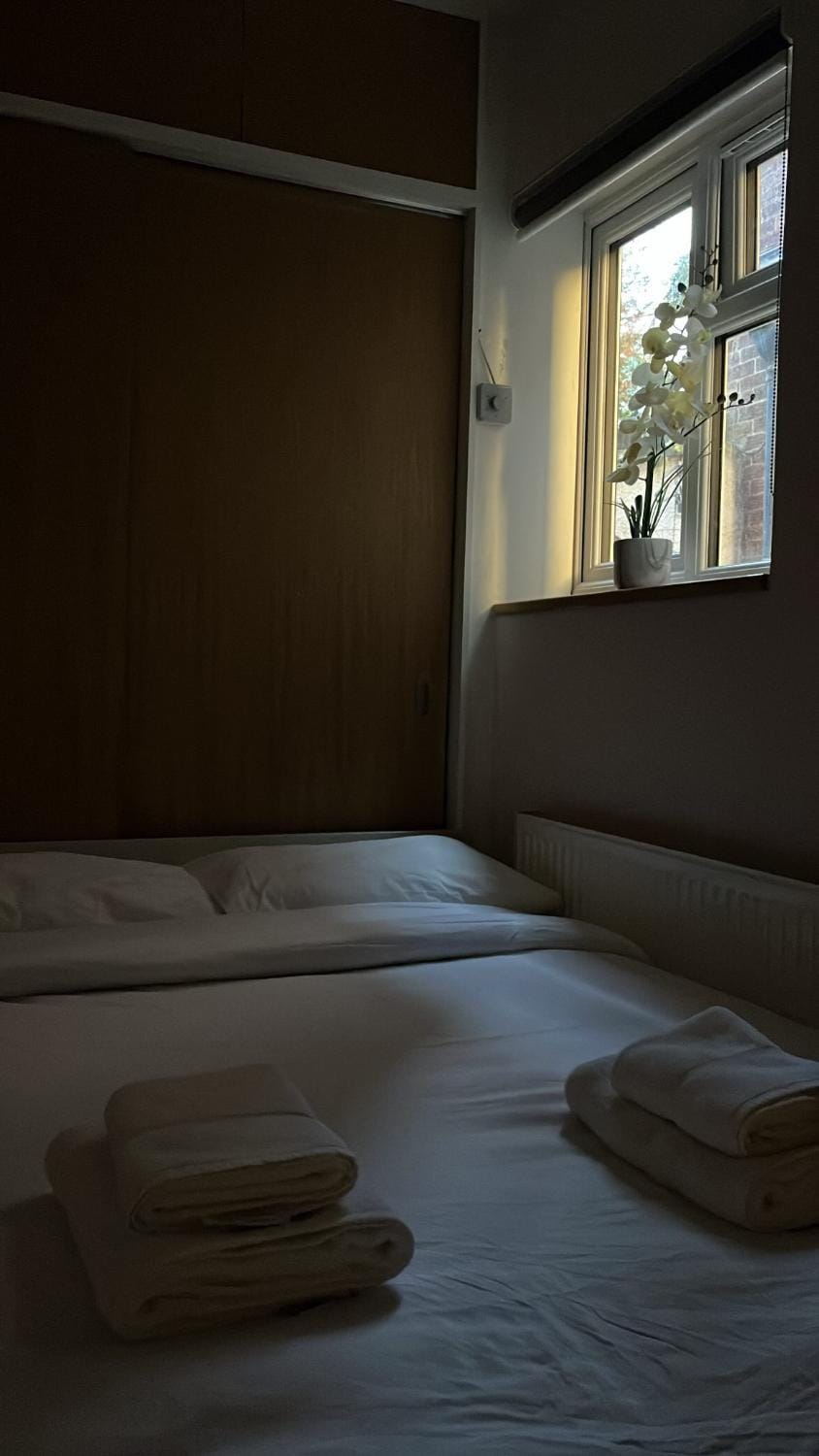 Bed, Photo of the whole room, Bedroom, towels