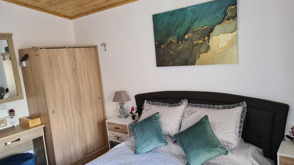 Bed, Photo of the whole room, Bedroom, wardrobe