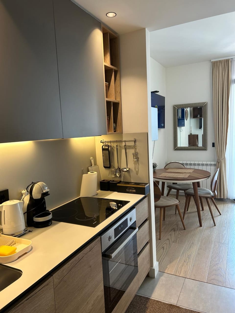 Coffee/tea facilities, Kitchen or kitchenette, Seating area, oven, stove