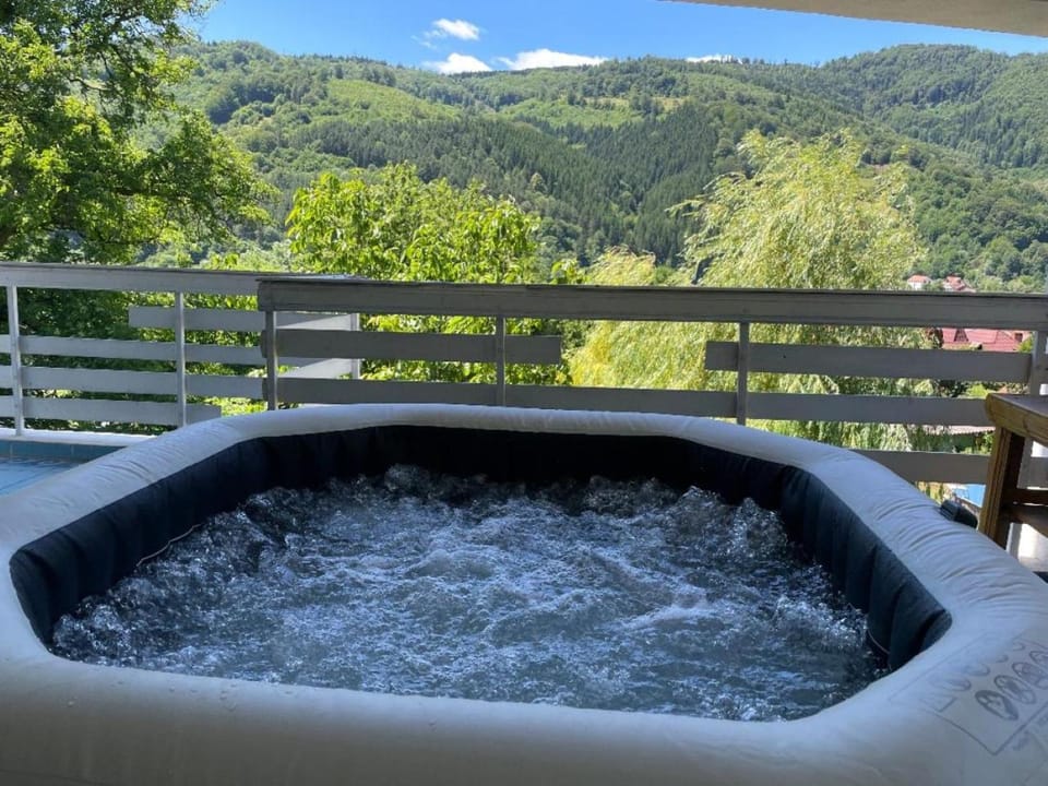 Hot Tub, Swimming pool