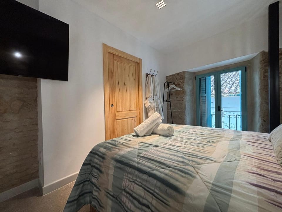 Bed, TV and multimedia, Bedroom