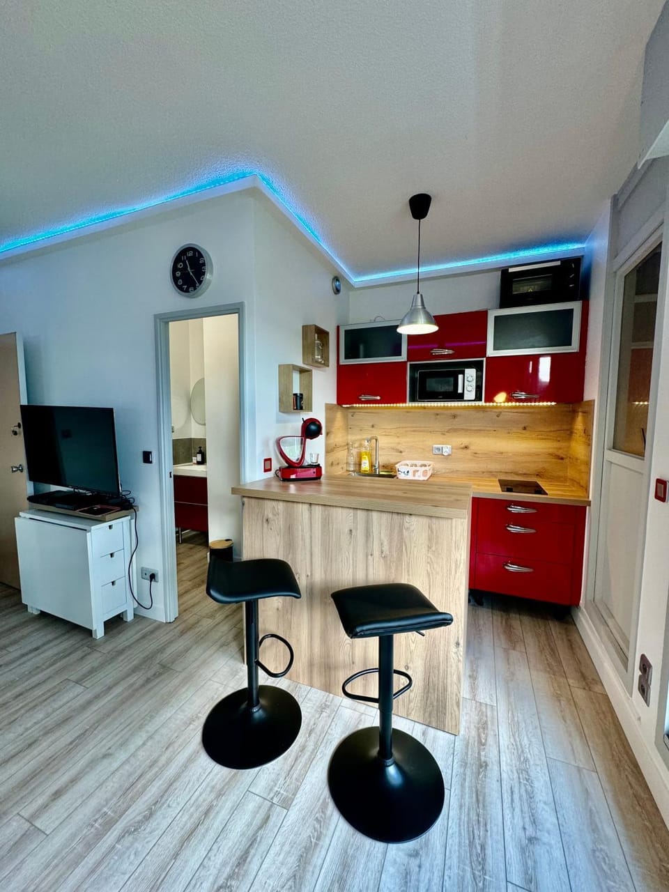 Kitchen or kitchenette, Dining area, oven