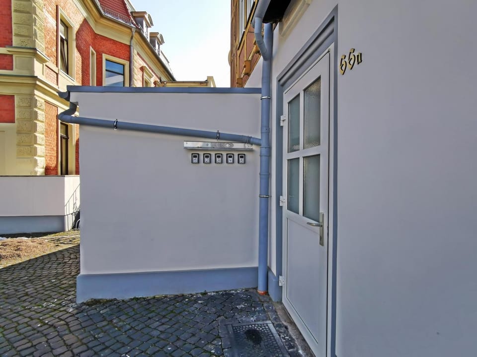 Facade/entrance, Neighbourhood, microwave