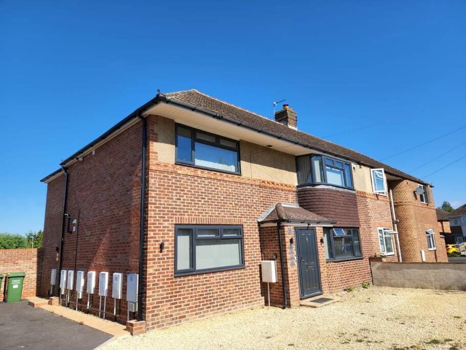 Hazel 1-Bedroom Flat, Parking, WiFi, Netflix, Prime location Apartment in South Oxfordshire District