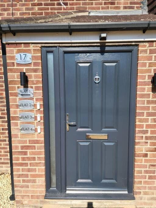 Hazel 1-Bedroom Flat, Parking, WiFi, Netflix, Prime location Apartment in South Oxfordshire District