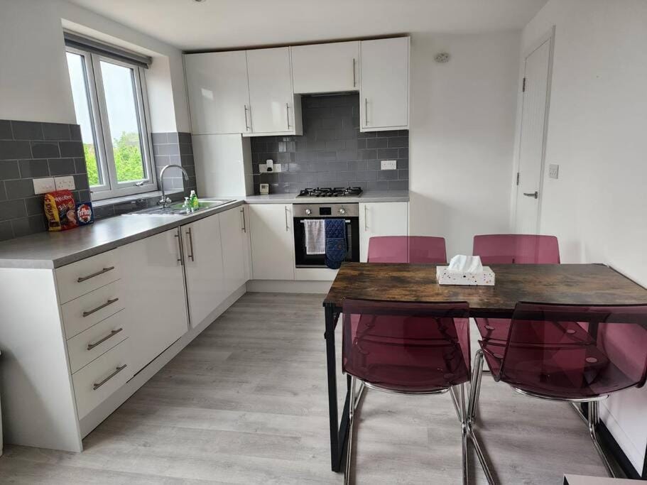 Hazel 1-Bedroom Flat, Parking, WiFi, Netflix, Prime location Apartment in South Oxfordshire District