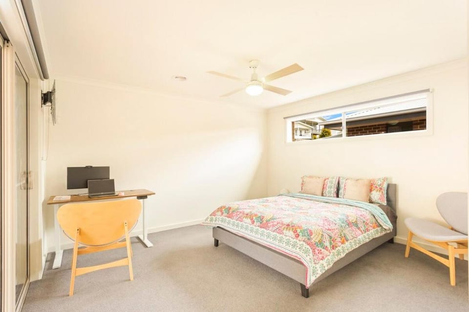 Family w Large Pool & Game Garage Wlk to Beach House in Cowes